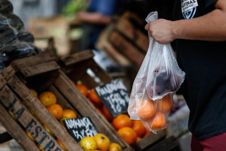 Alimentos y bebidas no alcohólicas registró un alza de 6,8% en Buenos Aires y los principales ajustes de precios provinieron de Pan y cereales, Leche, productos lácteos y huevos.