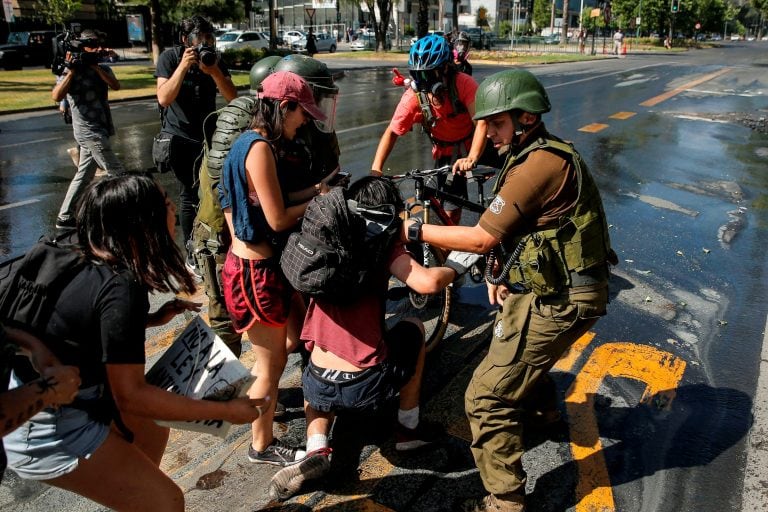 La policía chilena en plena detención. (AFP).