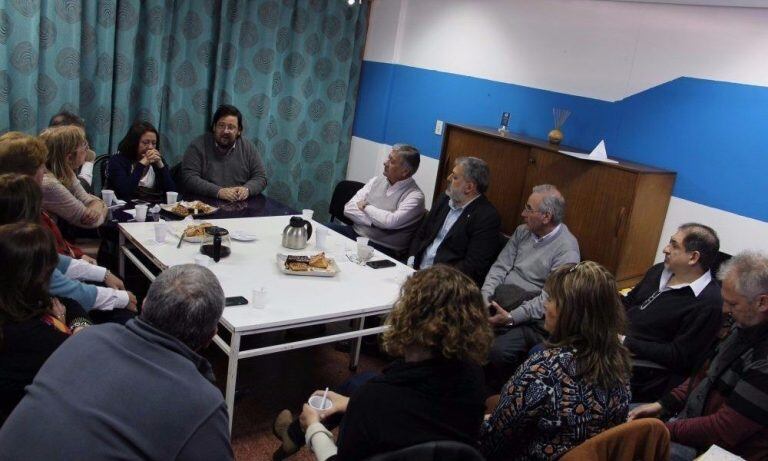 Autoridades de la Universidad Nacional de San Luis en reunión por la toma del edificio.