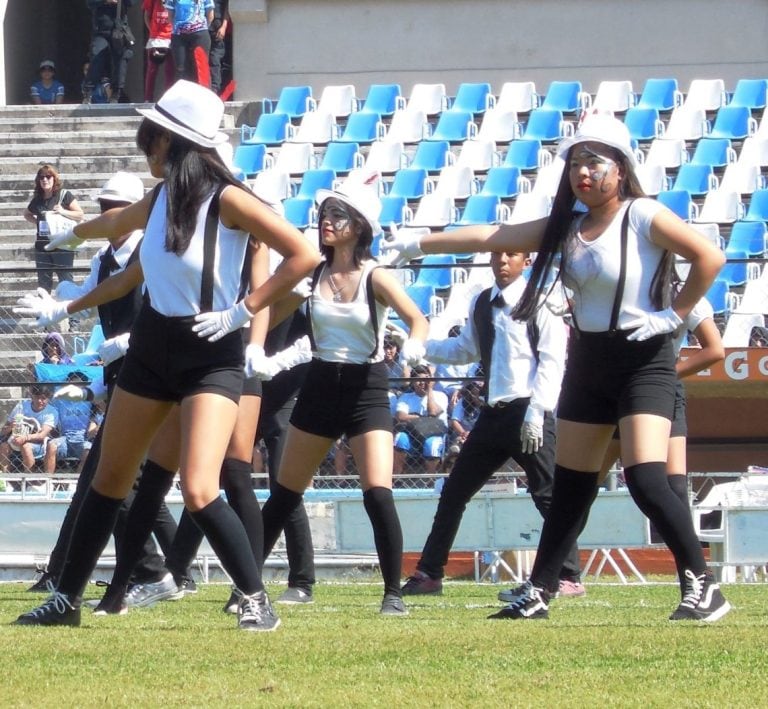 Vistosas coreografías preparan los estudiantes para la competencia.