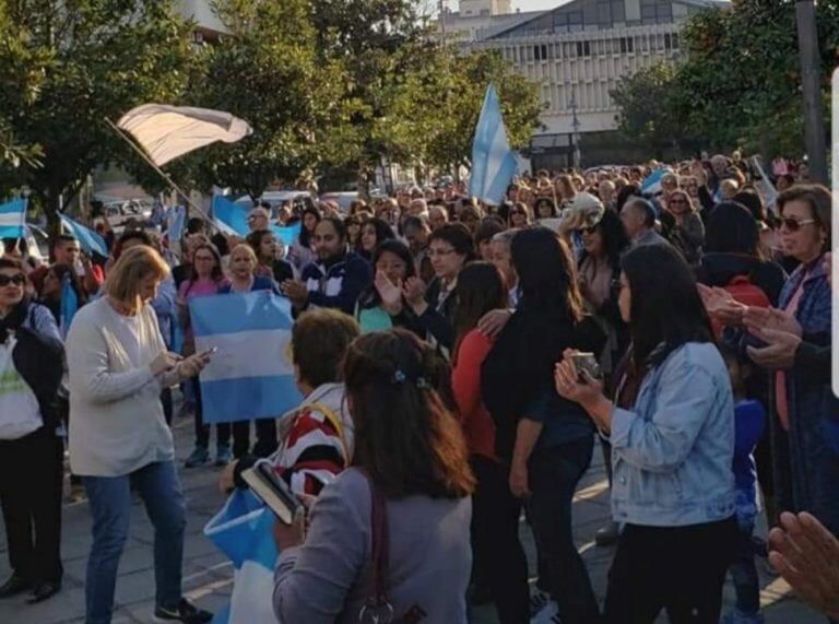 Adherentes a la marcha llevaron banderas celestes y blancas.