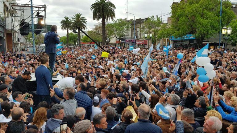 Una gran cantidad de gente se hizo presente en bulevar Santa Fe al 500. (web)