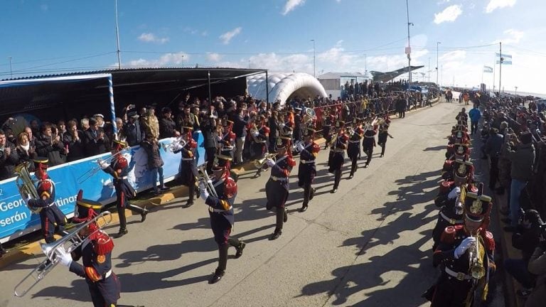 Desfile por el día del veterano y los caídos en Malvinas