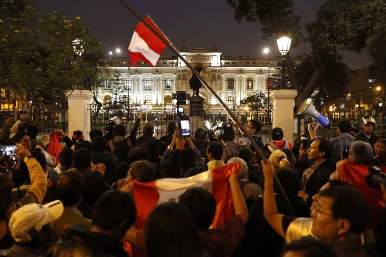 Ciudadanos celebran el anuncio del presidente de Perú, Martín Vizcarra, del cierre del Congreso el lunes pasado. Foto: EFE/ Paolo Aguilar.