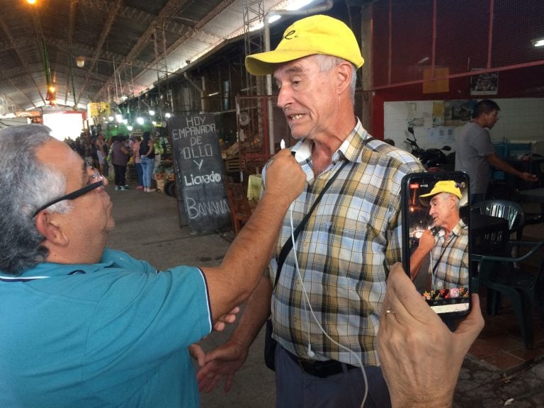 Un turista suizo y su esposa disfrutaron su visita al mercado, a donde llegaron en búsqueda de mangos.