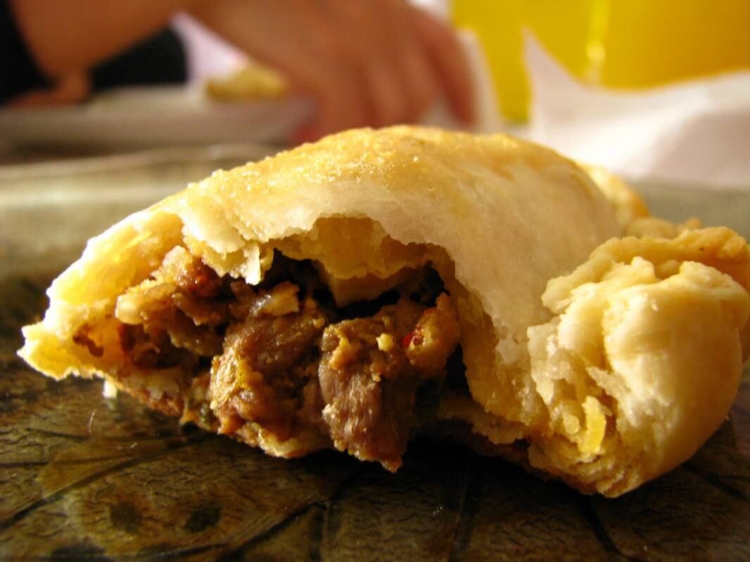 Empanada salteña, con papa y carne cortada a cuchillo. Opcional: pasas de uva.