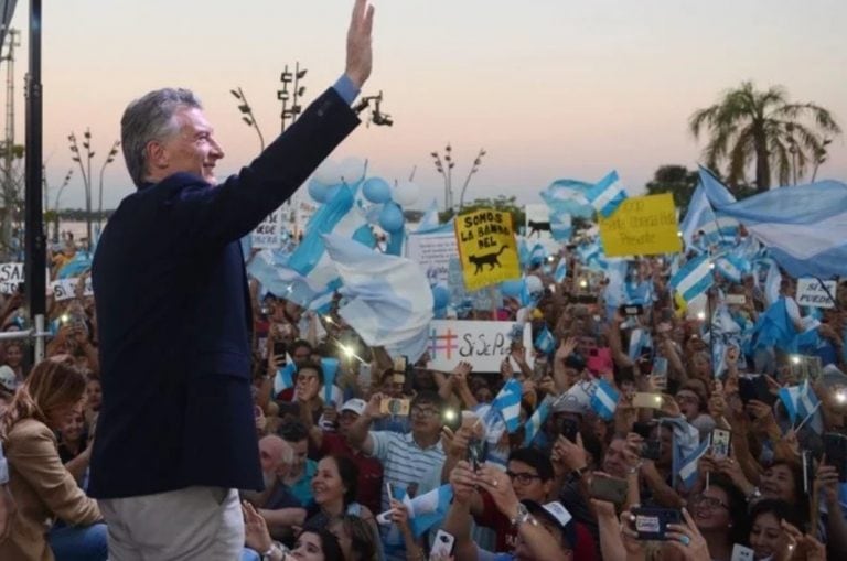 Macri saluda en Posadas y entre los manifestantes sobresale un cartel con la imagen de un gato negro con la leyenda "La Banda del Gato".