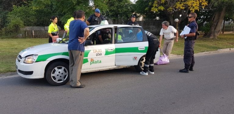 Una mujer dio a luz en un taxi con ayuda de agentes de control de tránsito (Twitter Julio Garro)