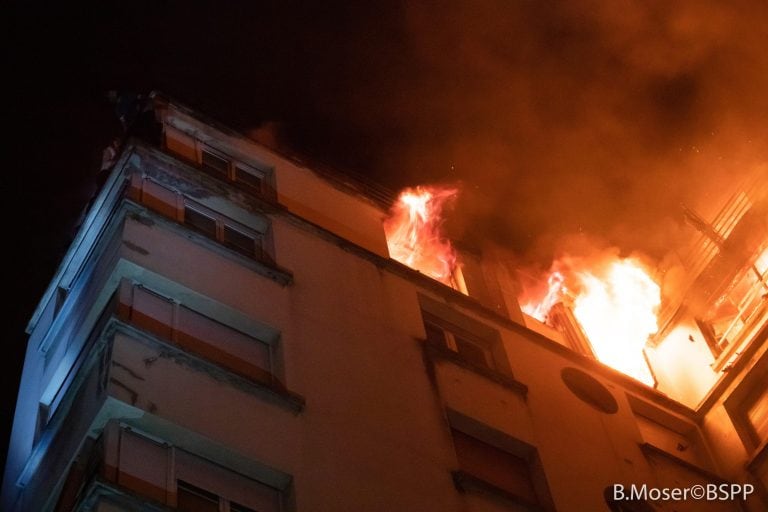 Las llamas devoran las últimas plantas durante el incendio desatado este martes. (EFE).