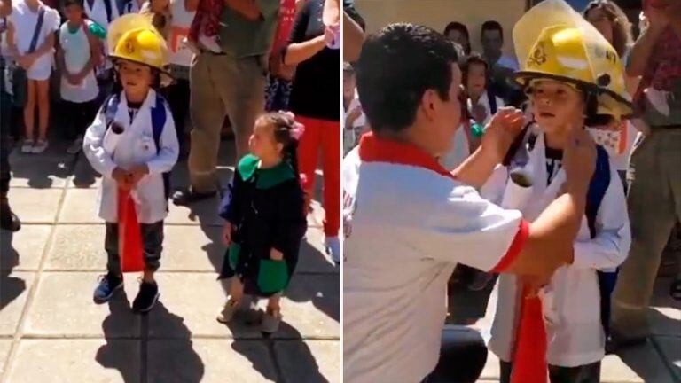 El niño recibiendo el reconocimiento en su escuela.