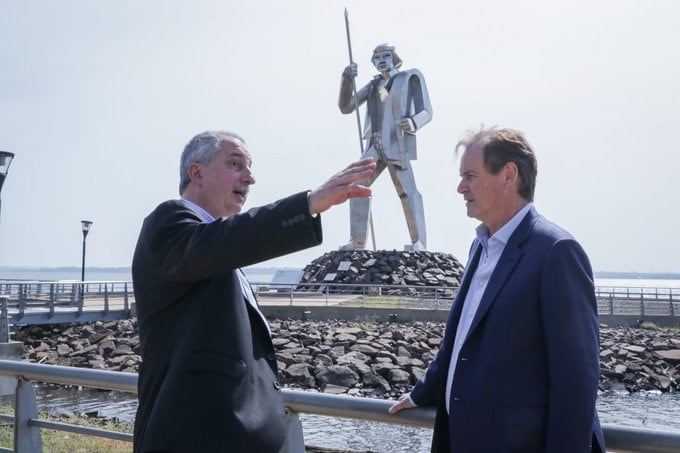 A la sombra del monumento a Andresito, en la Costanera, Hugo Passlacqua y su invitado Gustavo Bordet, celebraron la historia común de la región, con figuras como el "General Indio" y "Pancho" Ramírez. (MisionesOnline)