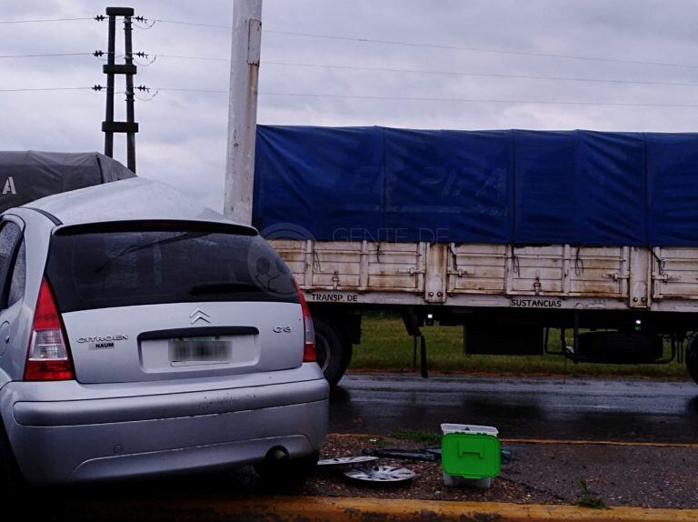 Un auto chocó contra un poste de alumbrado público y su conductor murió. (Aire de Santa Fe)