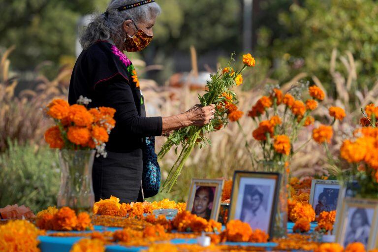 Una tradición muy importante en estas fechas se trata de los altares para los difuntos. (Foto:AP/Damian Dovarganes)