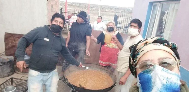 Natalia junto a colaboradores de Pancitas Felices.