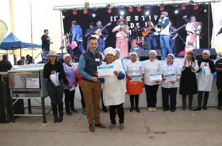 Todas las empanaderas concursantes recibieron sus certificados de participación.