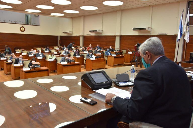 Tras un debate que se extendió por poco más de una hora y media, se ratificó un decreto del Ejecutivo que lo faculta a disponer del cambio de funciones de los empleados públicos, cualquiera sea el tipo de vínculo laboral o situación de revista y lugar donde presten servicios.