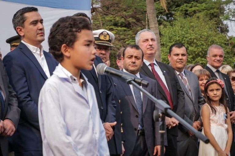 Natanael, el alumno de la Escuela Nº 11 de Santa Ana, que emocionó con su poesía en homenaje a San Martín. (MisionesOnline)