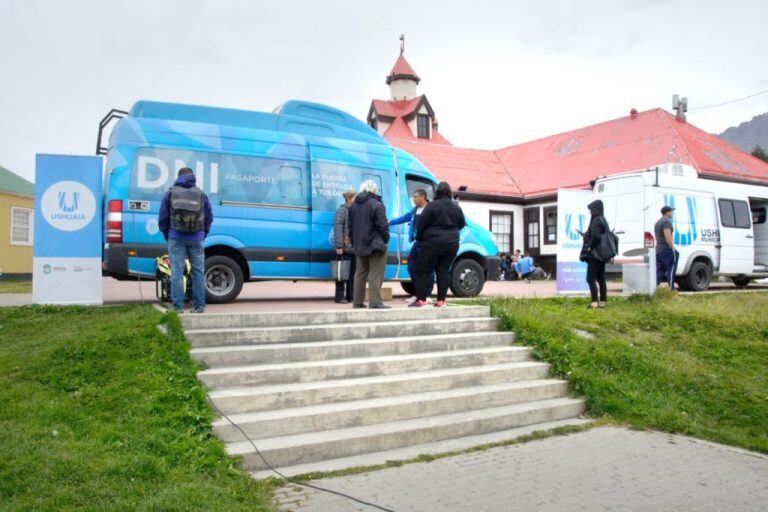 Oficina móvil de RENAPER en Paseo de las Rosas, primera estación.