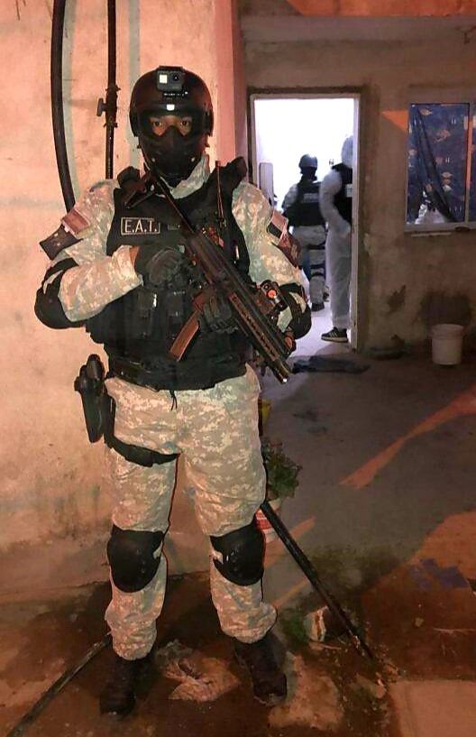 Personal de la Fuerza Policial Antinarcotráfico apostado en la vivienda allanada. (Foto: MPF Córdoba).