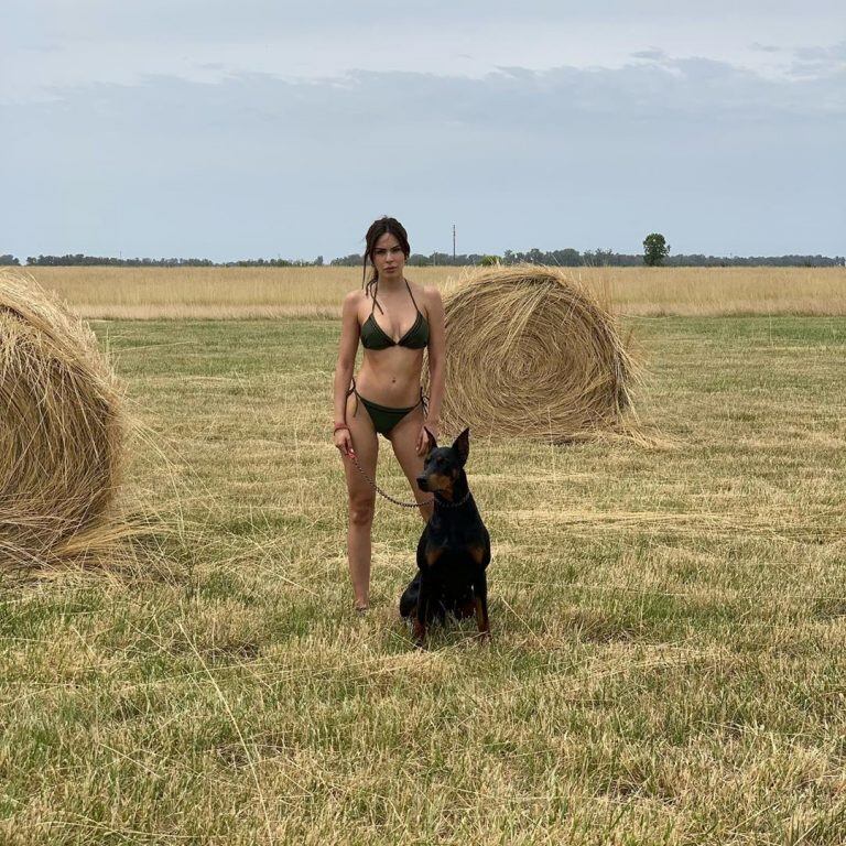 En una cómica secuencia Barby Franco posó con su perro en el medio del campo