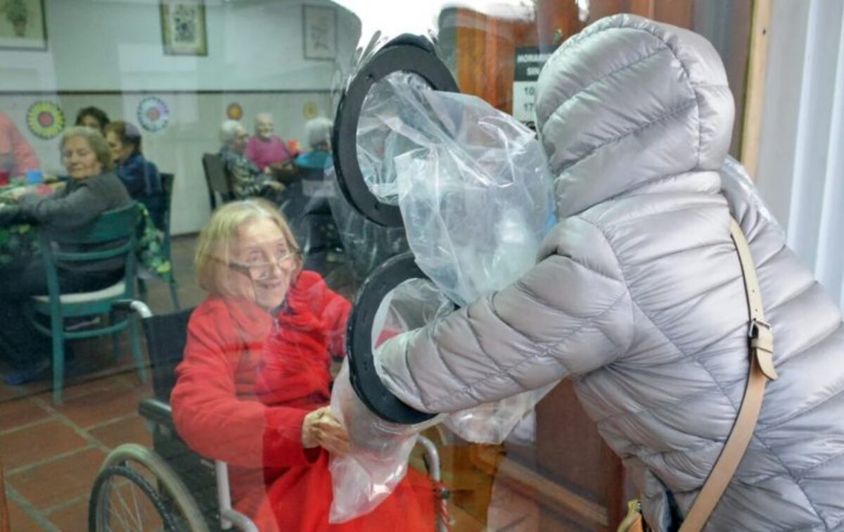 La original idea de un geriátrico para que las familias puedan abrazar a los abuelos