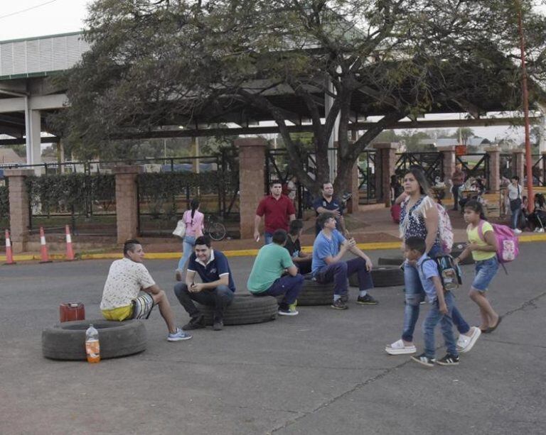 Maleteros de la Terminal de Posadas reclaman que no pueden trabajar a causa del conflicto. Fuente: El Territorio.