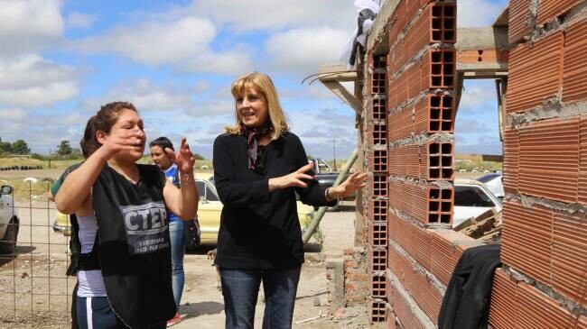 Tete Coustarot se presentó en la ciudad de Viedma para hacer actos solidarios