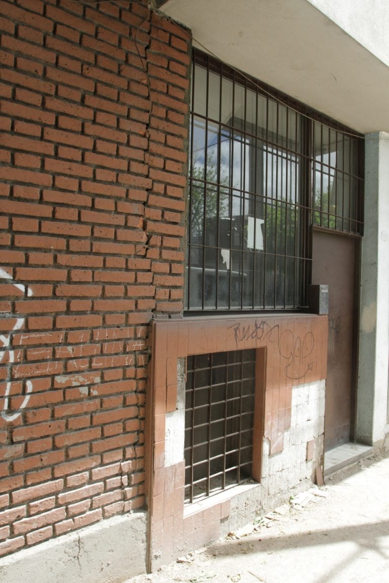 Su puede observar las paredes agrietadas del frente del edificio.