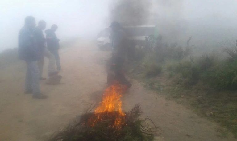 Los vecinos se quedarán en la autovía por tiempo indeterminado (Foto: El Esquiú)