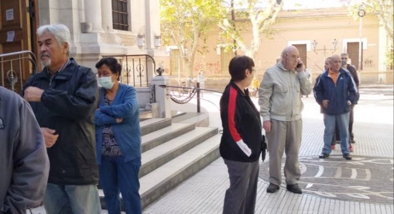 vacunan en iglesias a los adultos mayores en Mendoza