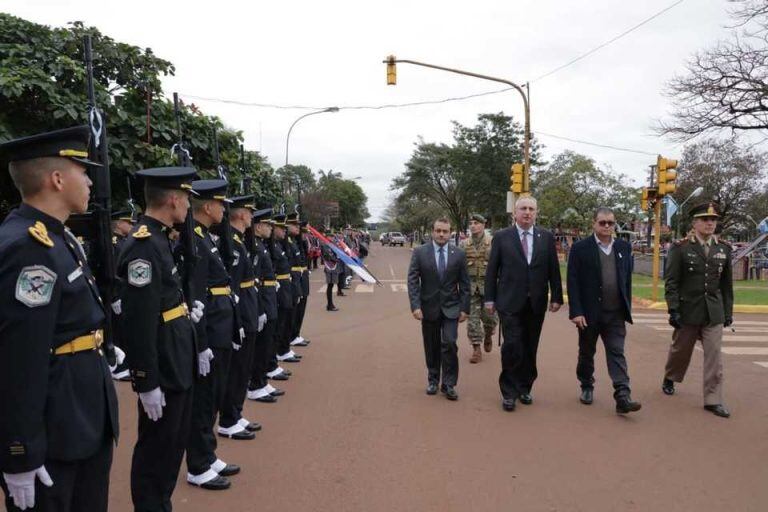 El gobernador junto al vice Oscar Herrera Ahuad, durante el acto patrio en San Vicente. (Prensa Gobierno)