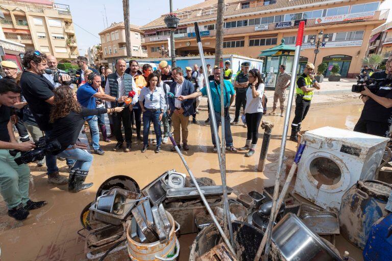 La ministra de Defensa española, Margarita Robles durante su visita este domingo a la Zona Cero de Los Alcázares, donde más daños a producido la DANA. Foto: EFE/Marcial Guillén.