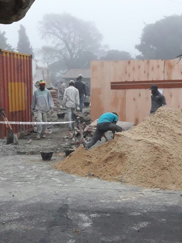 Senegaleses trabajando en una obra ilegal (crédito: VíaPaís)