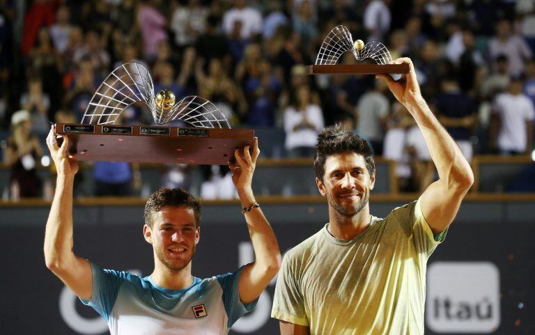 Tennis - ATP 500 - Rio Open - Final - Rio de Janeiro, Brazil - February 25, 2018 - Diego Schwartzman of Argentina and Fernando Verdasco of Spain pose for a picture. REUTERS/Sergio Moraes