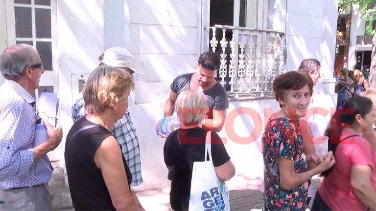 Pablo De Bueno repartiendo agua