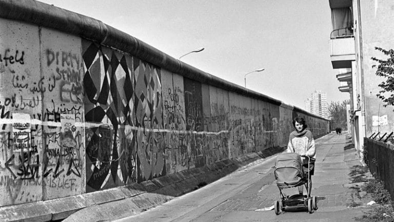 Muestra "Fisuras latentes", del fotógrafo venezolano Jorge Andrés Castillo, retrata la vida de los dos lados del muro de Berlín (Web)