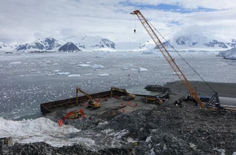 Reformas del muelle de la Base Antártica "Rothera" ampliará el amarradero para buques de 120 mts de eslora.