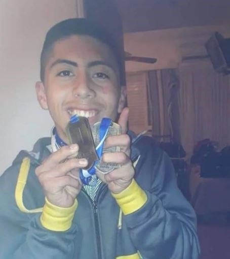 Lautaro con sus medallas en mano (Facebook: Luisa Daniela Collante).