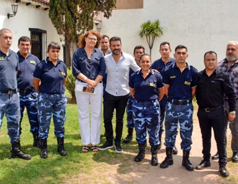 Facundo Rufeil  junto a miembros de la guardia de seguridad 
(Foto: prensa del Municipio de La Calera)