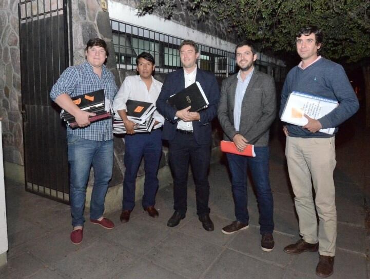 Los apoderados de Cambia Jujuy Leandro Giubergia y Matías Luna junto a dirigentes del frente, en el Juzgado Electoral.