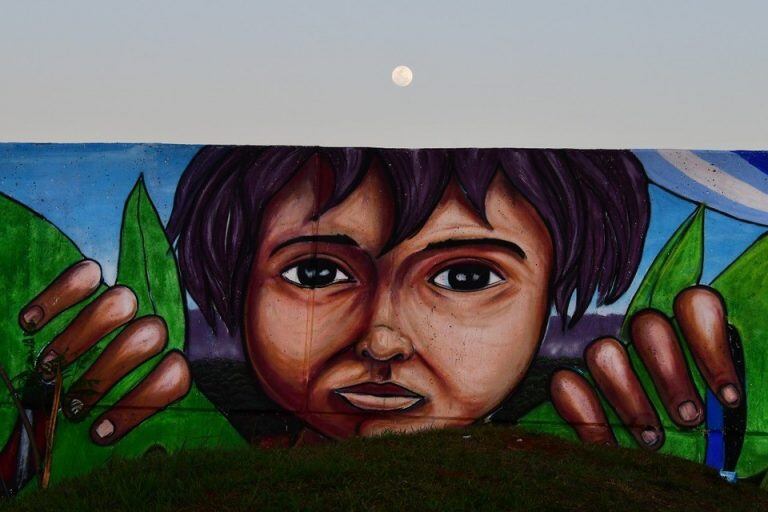 Imágenes de hermandad y de celebración de las bellezas naturales de la región en el mural de la Costanera de Posadas. (Misiones Online)