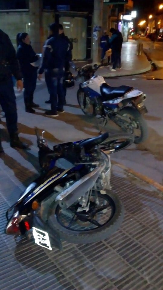 Mientras intentaban huir, los delincuentes dejaron abandonada la moto en la que se trasladaban, pero finalmente fueron apresados