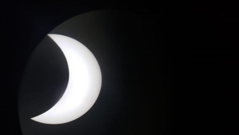 En algunas ciudades el eclipse se visualizó en forma parcial. (Foto:ViaPais)