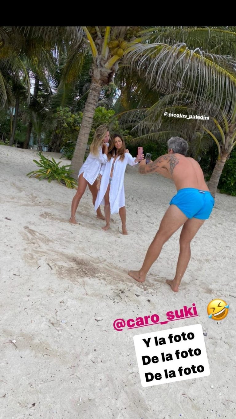 Nicolás Paladini le toma una fotografía a Rocío Guirao Díaz y su amiga Carolina Sicoli (Foto: Instagram/ @rocioguiraodiaz)