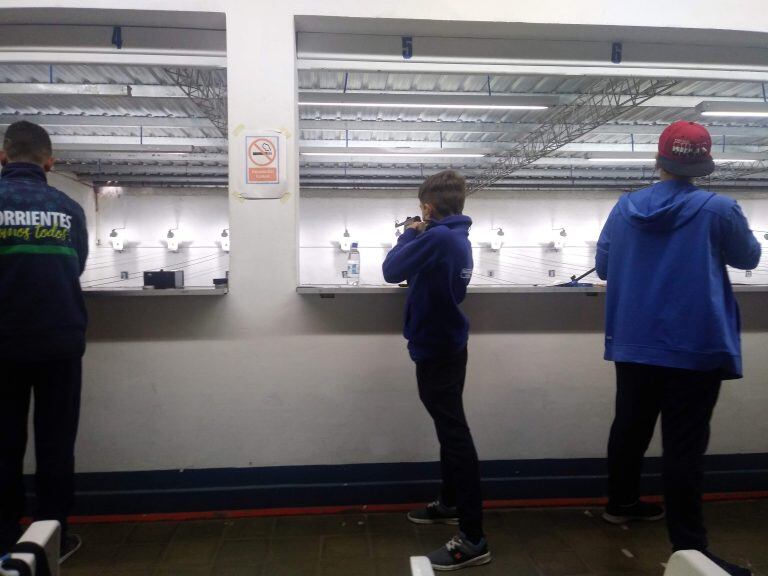 Los tiradores participaron en la disciplina rifle de quebrar miras abiertas a 10 metros.