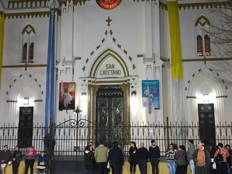 La Parroquia San Cayetano abrió a la medianoche y desde entonces desfiló gran cantidad de fieles.