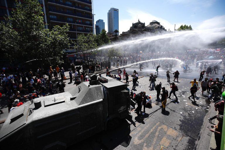 Ya son 18 los muertos en Chile luego de que un hombre en estado de ebriedad atropelló el martes por la noche a un grupo de manifestantes en San Pedro de la Paz, en el sur de Chile. Crédito: EFE/ Alberto Valdes.