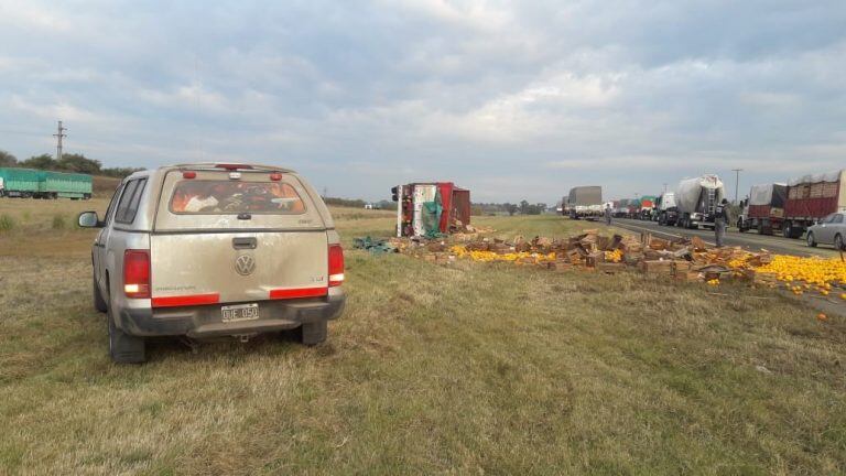 Vuelco de camión 
Crédito: Bomberos Ceibas