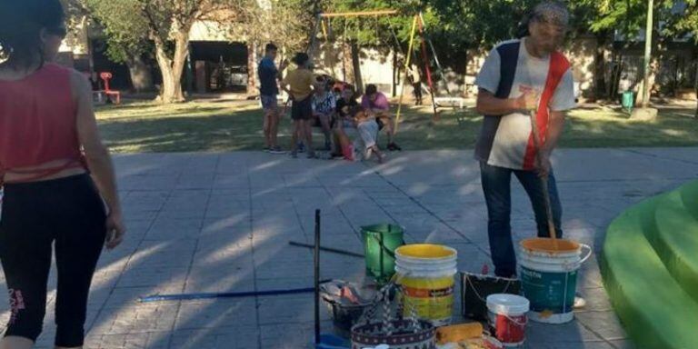 Los vecinos de barrio Bajo General Paz pusieron manos a la obra en la plaza y nos mandaron las fotos a la Comunidad de Día a Día.