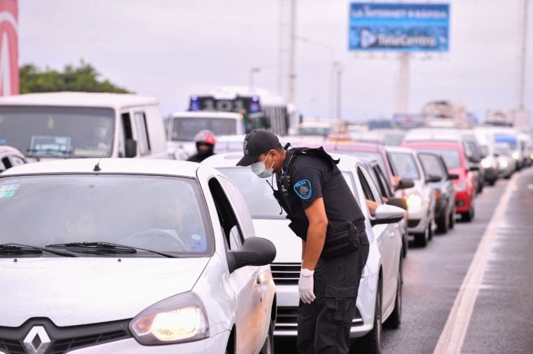 Colapso en los accesos a la ciudad de Buenos Aires por una enorme cantidad de autos, a pesar de la cuarentena. (Clarín)